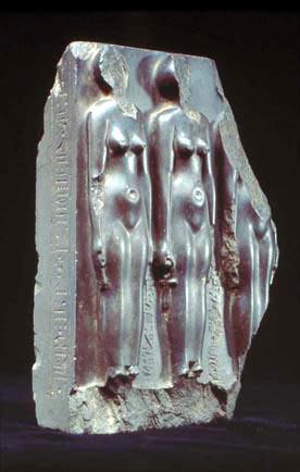 Groupe fragmentaire représentant trois femmes en haut relief